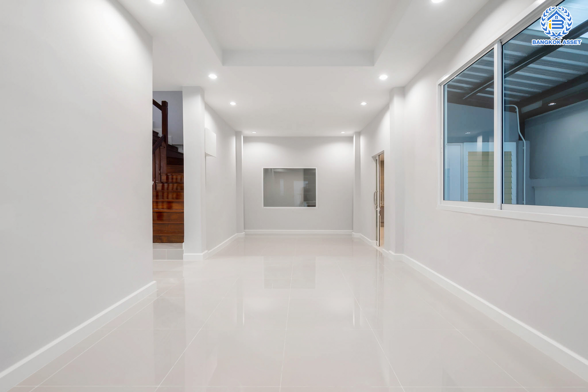 บ้านมือสองตกแต่งใหม่ ม.มณีรินทร์ รัตนาธิเบศร์ แบรนด์ Property Perfect หลังใหญ่ เนื้อที่ 60 ตร.ว. ฟังก์ชันจัดเต็ม 4 ห้องนอน 3 ห้องน้ำ 1 ห้องอเนกประสงค์ จอดรถได้ 2 คัน บนทำเลศักยภาพ ใกล้ทางด่วนงามวงศ์วาน และเพียง 10 นาที ถึงรถไฟฟ้า "สถานีบางรักน้อยท่าอิฐ"